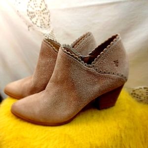 Frye Reed Scalloped Shooties EUC!
